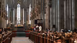 Christine Haß und Daria Wirth stellen Impulsfragen zu Gold, Weihrauch und Myrrhe / © Beatrice Tomasetti (DR)