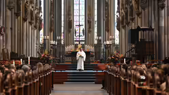 Regens R&eacute;gamy Thillainathan bei seiner Katechese vor den rund 3000 Sch&uuml;lerinnen und Sch&uuml;lern / &copy; Beatrice Tomasetti (DR)