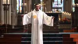 Regens Régamy spricht davon, wo sich in seinem Leben Himmel und Erde berührt haben / © Beatrice Tomasetti (DR)