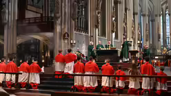 Domministranten beim Eucharistischen Hochgebet / &copy; Beatrice Tomasetti (DR)