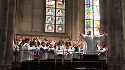 Domkapellmeister Eberhard Metternich dirigiert die Gemeinde / &copy; Beatrice Tomasetti (DR)