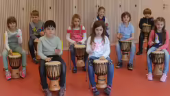 Trommeln geh&ouml;rt zu den Angeboten in der Vorschule. / &copy; Beatrice Tomasetti (DR)
