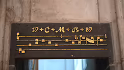 Das Gold der Noten von Tria sunt munera korrespondiert mit dem Dreikönigenschrein. / © Beatrice Tomasetti (DR)