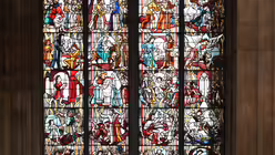 Das Kinderfenster aus den 1960er Jahren im Nordquerhaus mit biblischen Kinderszenen. / © Beatrice Tomasetti (DR)