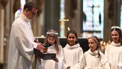 Die Kommunionkinder sprechen bei ihrer Feier im Dom die Fürbitten / © Beatrice Tomasetti (DR)