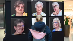 Eine Besucherin beim aufmerksamen Betrachten der Porträts in der Rheinberg-Galerie. / © Beatrice Tomasetti (DR)