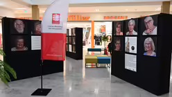 Mitten im Einkaufszentrum sind die Fotowände eine Einladung, kurz innezuhalten. / © Beatrice Tomasetti (DR)