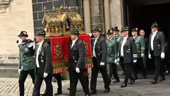 Die Hubertus- und Scheibensch&uuml;tzen tragen den Quirinusschrein um das Neusser M&uuml;nster. / &copy; Beatrice Tomasetti (DR)