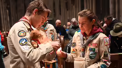 Friedenslicht von Bethlehem im Kölner Dom / © Beatrice Tomasetti (DR)