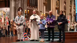 Friedenslicht von Bethlehem im Kölner Dom / © Beatrice Tomasetti (DR)