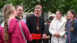 Auf dem M&uuml;nsterplatz wird Kardinal Woelki immer wieder von Gl&auml;ubigen umringt. / &copy; Beatrice Tomasetti (DR)