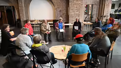 Im Stuhlkreis finden Angebote wie "Exerzitien im Alltag" statt / © Beatrice Tomasetti (DR)