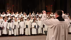 Die Entscheidung für die Mädchen hat Chorleiter Oliver Sperling nie bereut. / © Beatrice Tomasetti (DR)