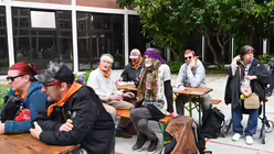 Knapp 200 Wohnungslose und ehrenamtliche Helfer versammeln sich zu Beginn der Sternwallfahrt im Innenhof des Kölner Preisterseminars.

 / © Beatrice Tomasetti (DR)