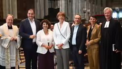 Vertreter:innen aus Kirche und Politik im Gottesdienst zum NRW-Tag im K&ouml;lner Dom: Stadtdechant Msgr. Robert Kleine, NRW-Minister Nathanael Liminski, Landtagsvizepr&auml;sidentin Ber&icirc;van Aymaz, Oberb&uuml;rgermeisterin Henriette Reker, NRW-Justizminister Benjamin Limbach, NRW-Ministerin Josefine Paul, stellvertretender Stadtsuperintendent Markus Zimmermann (v.l.n.r.) / &copy; Beatrice Tomasetti (DR)