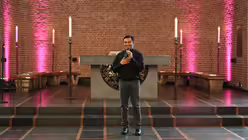 Hausherr Regens Régamy Thillainathan begrüßt die Gottesdienstbesucher in der Kapelle des Priesterseminars / © Beatrice Tomasetti (DR)