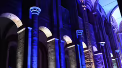 Lichtk&uuml;nstler Michael Suhr inszeniert bei "Lux in tenebris" den Raum des Speyerer Domes. / &copy; Beatrice Tomasetti (DR)