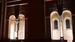 Erleuchtete Rundb&ouml;gen in der Apsis. / &copy; Beatrice Tomasetti (DR)