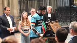 Imam Mahmood Ahmad Malhi von der Ahmadiyya-Gemeinde K&ouml;ln bei einer F&uuml;rbitte / &copy; Beatrice Tomasetti (DR)