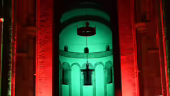 In eindringlicher Korrespondenz zueinander stehen Kreuz und Krone im Altarraum. / &copy; Beatrice Tomasetti (DR)