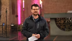 Pastoralreferent Stefan Burtscher bei der Auslegung des Evangeliums / © Beatrice Tomasetti (DR)