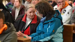 In Murmelgruppen tauschen sich die Gottesdienstteilnehmer über persönliche Erfahrungen von Lähmung und Stärkung aus / © Beatrice Tomasetti (DR)