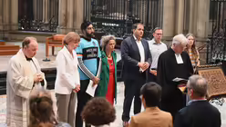 Gottesdienst zum NRW-Tag im K&ouml;lner Dom: Alle sprechen gemeinsam das Vaterunser / &copy; Beatrice Tomasetti (DR)
