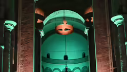 Den Blickfang im Mittelschiff bildet die 500 Kilogramm schwere Nachbildung der Grabkrone von Konrad II., die direkt über seinem Grab in der Krypta hängt. / © Beatrice Tomasetti (DR)