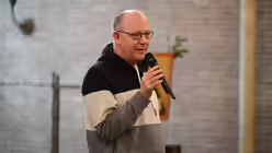 Bruder Christoph Gerenkamp spricht davon, dass er selbst einmal wieder lernen musste, auf die Beine zu kommen / © Beatrice Tomasetti (DR)