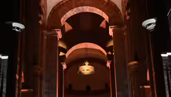 In wechselnden Farben kommt die goldene Krone zur Geltung. / &copy; Beatrice Tomasetti (DR)