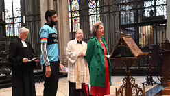 Dorothee Scharper, evangelische Pfarrerin, zitiert die erstmals 2006 unterzeichnete K&ouml;lner Friedensverpflichtung / &copy; Beatrice Tomasetti (DR)