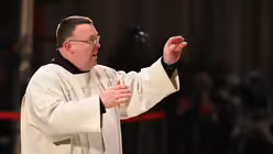 Der Kirchenmusiker Oliver Sperling ist im Kölner Dom immer ganz in seinem Element. / © Beatrice Tomasetti (DR)