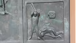 Das Bildmotiv des Brudermordes befindet sich auf dem Hauptportal des Speyerer Domes: Kain erschlägt Abel. / © Beatrice Tomasetti (DR)