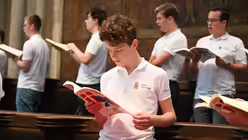 Impressionen vom Mittagsgebet im Rahmen des Prefestivals von PUERI CANTORES 2025 / © Beatrice Tomasetti (DR)