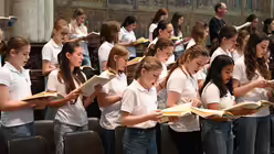 Impressionen vom Mittagsgebet im Rahmen des Prefestivals von PUERI CANTORES 2025 / © Beatrice Tomasetti (DR)