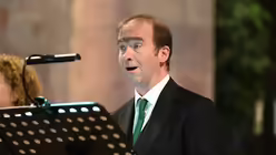 Der Tenor Georg Poplutz erweist sich für den Part des Lichtes, die Stimme Gottes, als geniale Besetzung. / © Beatrice Tomasetti (DR)