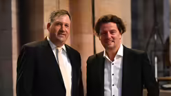 Der Speyerer Domkapellmeister Markus Melchiori und der Komponist Helge Burggrabe. / © Beatrice Tomasetti (DR)