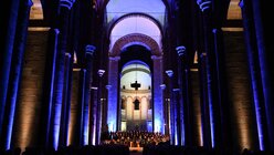 Blick in den blau ausgeleuchteten Kirchenraum. / © Beatrice Tomasetti (DR)