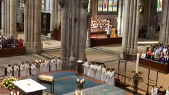 Unter der Leitung von Oliver Sperling und Patricia Langenmantel sang der Mädchenchor am Kölner Dom. / © Beatrice Tomasetti (DR)