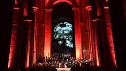 Ein Versuch, mit Lichteffekten die Grauen des Krieges darzustellen. / © Beatrice Tomasetti (DR)