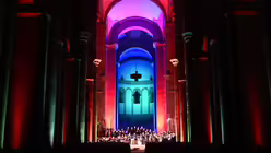 Michael Suhr leuchtet die Architektur mit immer neuen Farben aus. / © Beatrice Tomasetti (DR)