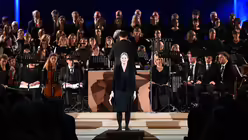 Schauspielerin Julia Jentsch spricht eindringlich die Texte von Rilke, Rose Ausländer, Hilde Domin und Angela Krumpen. / © Beatrice Tomasetti (DR)