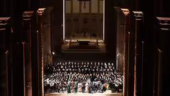 Besondere Lichtakzente unterstreichen die Sch&ouml;nheit des romanischen Kirchenbaus. / &copy; Beatrice Tomasetti (DR)