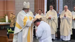 Weihbischof Steinhäuser legt Carlo Cincavalli bei der Diakonenweihe die Hände auf / © Beatrice Tomasetti (DR)