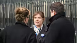 Iryna Shum, Generalkonsulin der Ukraine, im Gespräch mit Mona Neubaur (Grüne) und NRW-Minister Nathanael Liminski (CDU)