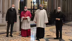 Im Corona-Jahr konnten Domkapellmeister Metternich, Dompropst Assmann und Domdechant Kleine nur auf Abstand gratulieren. / &copy; Beatrice Tomasetti (DR)