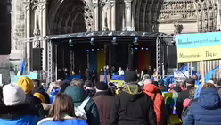 Robin Wagener MdB von den Grünen spricht auf der Bühne