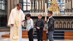 Drei Kinder sprechen die Kyrie-Rufe bei der Tauferinnerungsfeier im Chor des Domes / © Beatrice Tomasetti (DR)