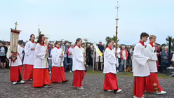 Liturgischer Einzug zum Erinnerungs-Gottesdienst auf dem Papsthügel / © Beatrice Tomasetti (DR)