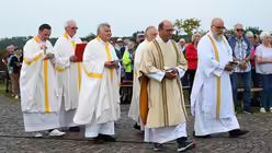 Liturgischer Einzug zum Erinnerungs-Gottesdienst auf dem Papsthügel / © Beatrice Tomasetti (DR)